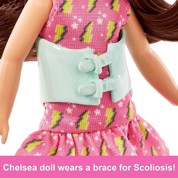 Mattel Barbie Chelsea - Majhna punčka z opornico za skoliozo (HKD90)